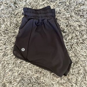 lululemon hotty hot shorts 2.5’ black